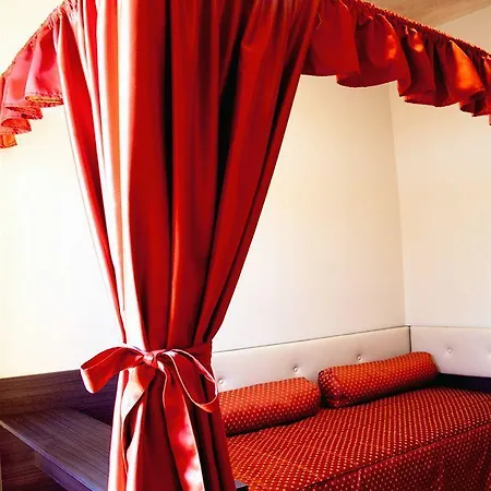 מלון Globo Suite-correnti 3*